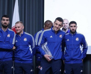 Emrelinin komandası ilin ən yaxşısı seçildi