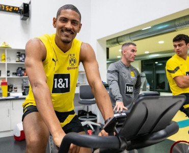 Xərçəng xəstəsi olan futbolçu məşqlərə başladı