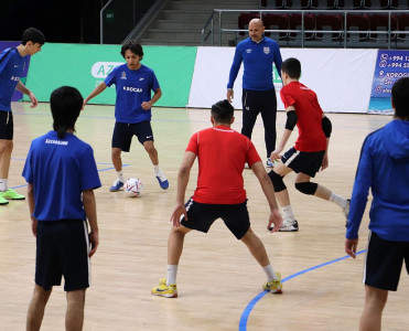 Millinin baş məşqçisi U-19-un hazırlığını izlədi