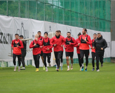 Neftçi'nin zədəli futbolçusu sıraya döndü