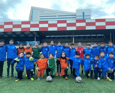 Azyaşlı qız futbolçular Sabah'ın qonağı oldular