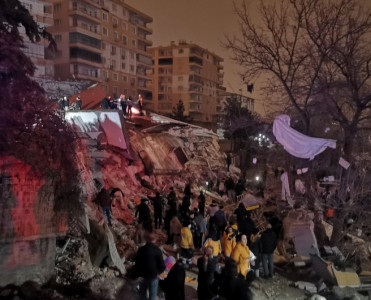 Türkiyədə voleybolçular və futbolçu dağıntılar altında qalıb