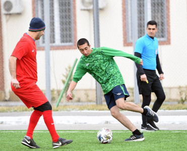 İdman həftəsi: Məhbuslarla futbol veteranları arasında yoldaşlıq oyunu keçirilib