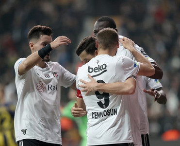 İstanbul nəhəngi 10 futbolçusu ilə vidalaşır