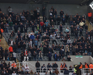 1:6 hesabıyla uduzan futbolçulardan azarkeşlərə jest