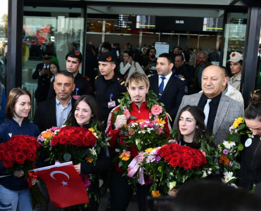 İrəvanda medal qazanmış türkiyəli atletlər Bakıda səfərdədilər