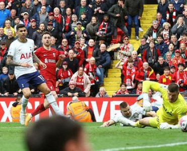 Tottenhem Liverpul'a uduzdu, Mançester klublarından qələbə