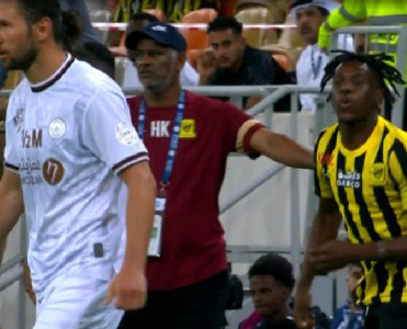 Rəqibin üzünə tüpürən futbolçu üçün mövsüm başa çatdı