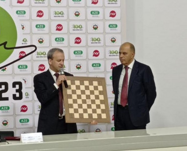 FIDE prezidenti şahmat tacı uğrunda görüşdə istifadə olunan lövhəni AŞF-yə hədiyyə edib