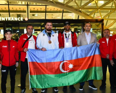 Dünya çempionatında medal qazanan Azərbaycanlı boksçular vətənə qayıdıb