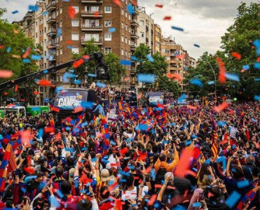 Barselona azarkeşləri paradda: Messi! Messi!