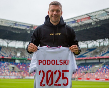 Podolski yeni klubu ilə müqavilə imzaladı