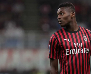 "Milan" futbolçusu ilə müqaviləni yenilədi