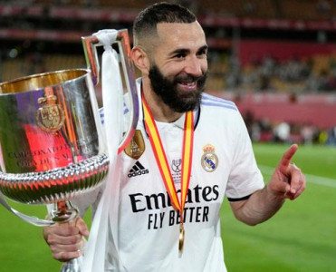 Benzema yeni klubu ilə müqavilə imzaladı