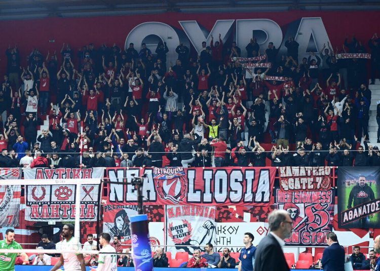 Azarkeşlər polislərə hücum etdilər: Saxlanılanlar var