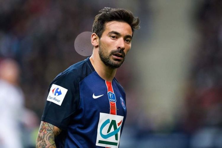 Məşhur futbolçu "pul məsələsinə" görə bıçaqlandı