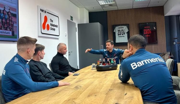 Qurban Qurbanov "Bayer"in düşərgəsində olub - FOTOLAR