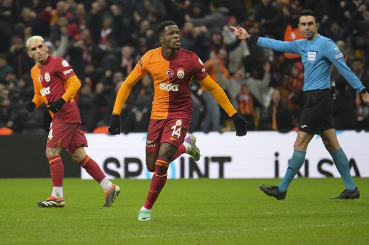 “Qalatasaray” çətinliklə qələbə qazandı 