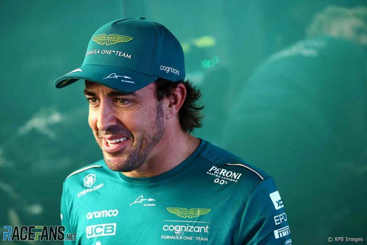 Fernando Alonso : "Luis Hamilton 2025-ci ildə Ferrari-nin titul qazanmasına səbəb ola bilər"