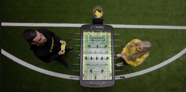 Ronaldo dünyanın ən gözəl futbolçusu ilə stolüstü futbol oynadı - VİDEO