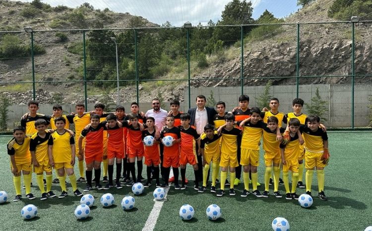 Futbolun İnkişaf Fondu tərəfindən ianə olunan toplar Laçında uşaqlara verilib