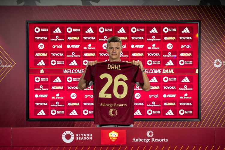 "Roma" İsveç millisinin müdafiəçisini transfer etdi