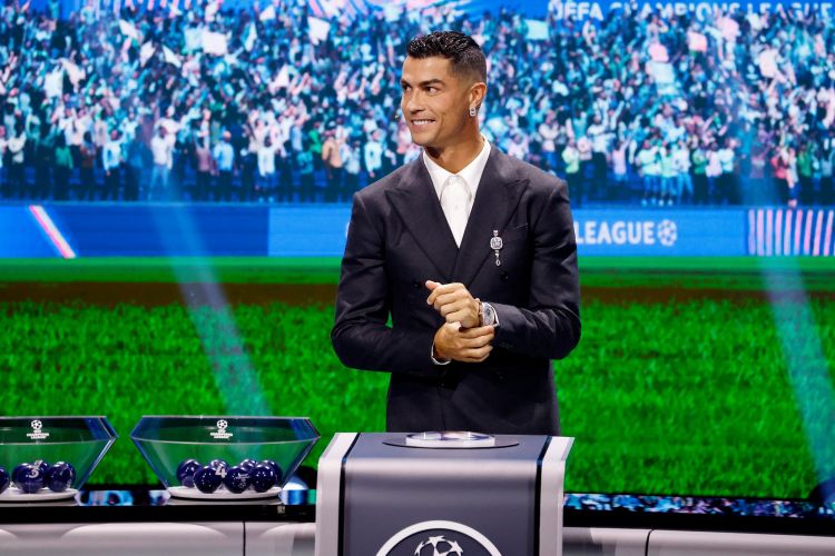 Ronaldo 7 milyon avrodan çox dəyərində zinət əşyaları taxıb - FOTOLAR