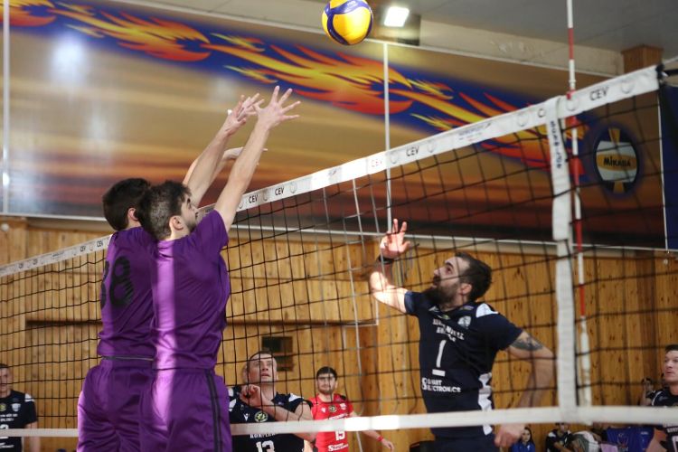 Kişi voleybolçular arasında Yüksək Liqada I turun oyunları keçirilib