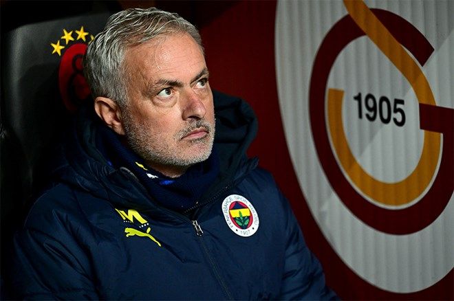 Mourinyo 4 oyunluq cəzalandırılıb