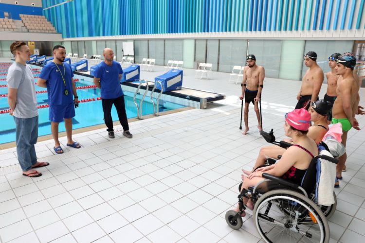 Azərbaycanın üçqat paralimpiya çempionu gənc idmançılarla görüşüb