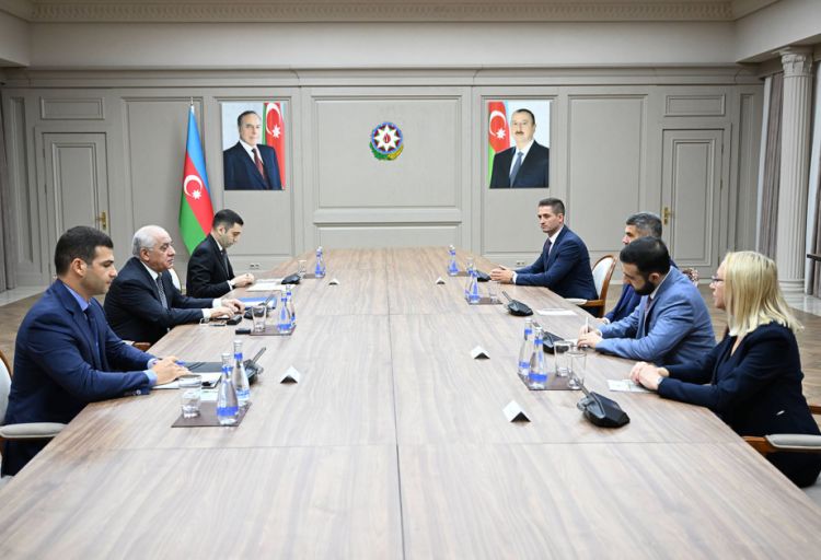 Baş nazir Əli Əsədov Dünya Minifutbol Federasiyasının prezidenti ilə görüşüb