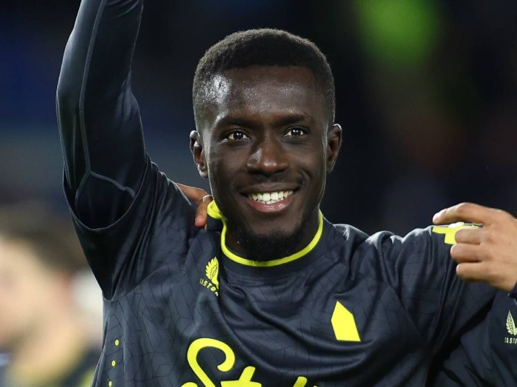 İdrissa Qeye “Everton”da qalır 