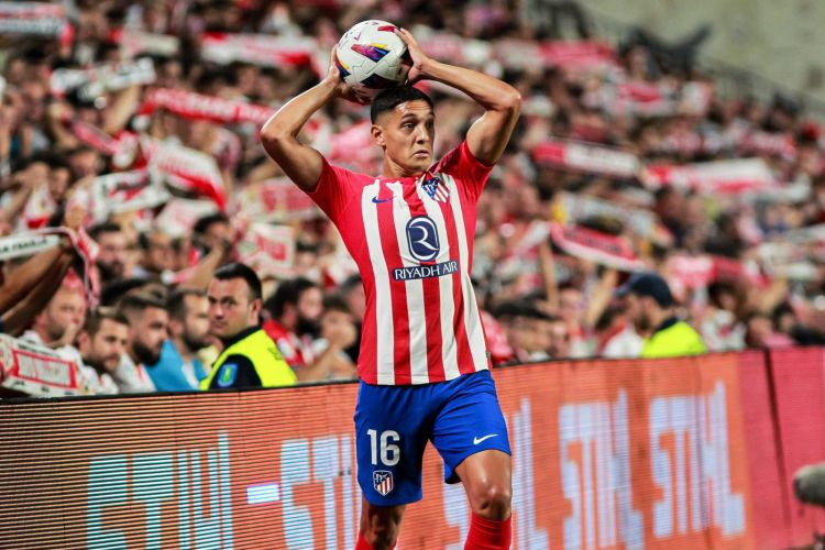 “Liverpul” 25 milyonluq müdafiəçiyə göz dikib