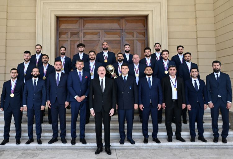 Prezident İlham Əliyev minifutbol üzrə dünya çempionatının qalibi olan Azərbaycan milli komandasının üzvlərini qəbul edib  - YENİLƏNİB