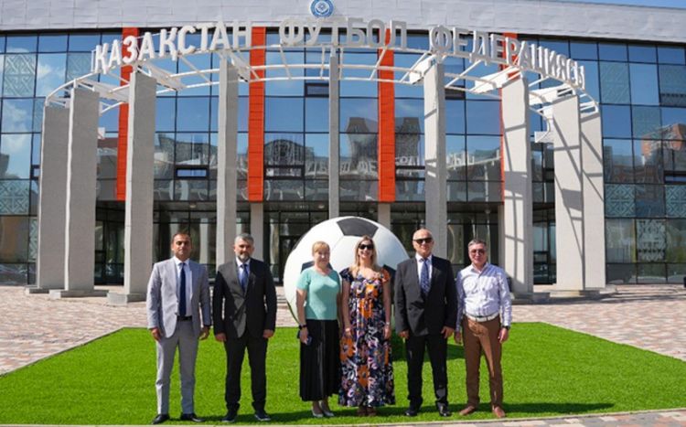 AFFA əməkdaşları Qazaxıstan Futbol Federasiyasının inzibati binasında olublar
