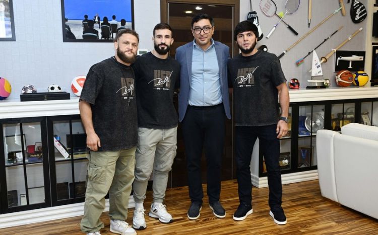 Fərid Qayıbov UFC gecəsində döyüşəcək Azərbaycan idmançıları ilə görüşüb