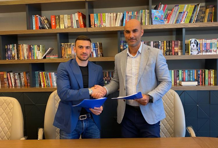 Azərbaycanın tanınmış futbolçusu Qara Qarayevin həyat yolu kitaba çevrilir