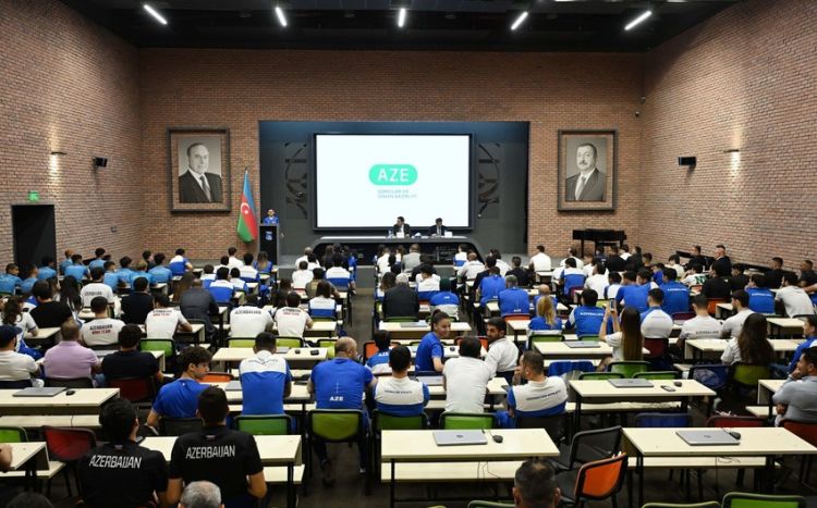 Fərid Qayıbov ay ərzində beynəlxalq yarışlarda uğurla çıxış etmiş idmançılarla görüşüb