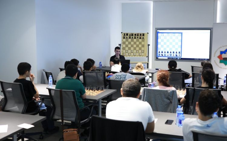 Azərbaycanlı dünya çempionu uşaqlara şahmatla bağlı “ustad dərsi" keçib