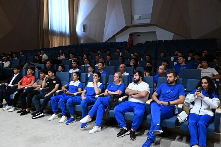 Avqustda beynəlxalq yarışlarda uğur qazanmış idmançılarla görüş keçirilib