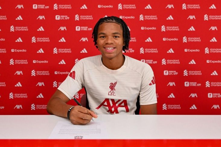 “Liverpul” gənc hücumçusu ilə peşəkar müqavilə imzaladı