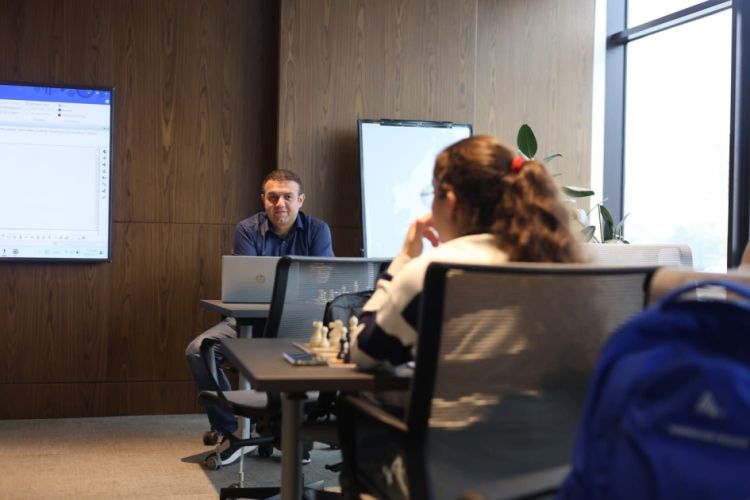 Avropa çempionatında iştirak edəcək şahmatçılar üçün ustad dərsi keçirilib