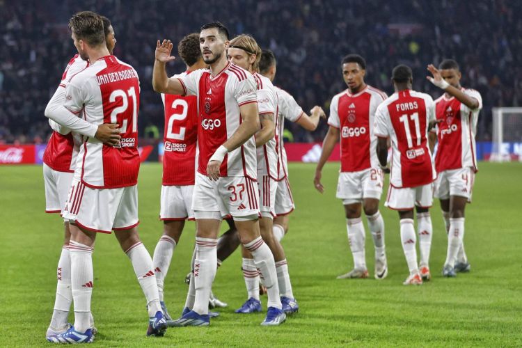 “Ayaks" klounlar məclisinə çevrilib”