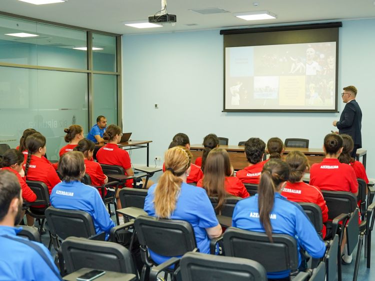 Azərbaycanın qadınlardan ibarət millisinin futbolçuları üçün danışılmış oyunlara qarşı sessiya keçirilib