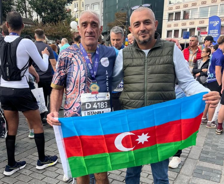 Qərbi azərbaycanlı idmançı İstanbul marafonunda bayrağımızı zirvədə dalğalandırdı