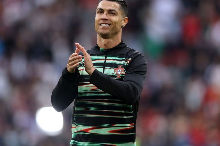 Kriştiano Ronaldo, Ağ evdə onlarla selfi çəkdi  - FOTO