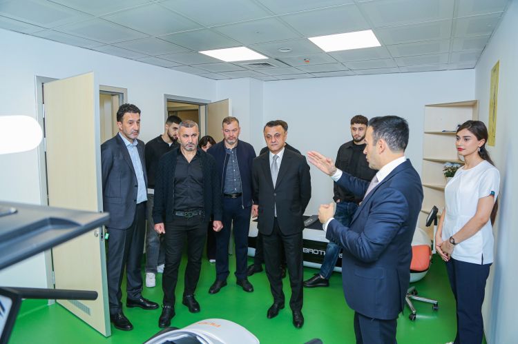 "Qarabağ" klubunun nümayəndələri Yeni Robotik Reabilitasiya Mərkəzini ziyarət ediblər