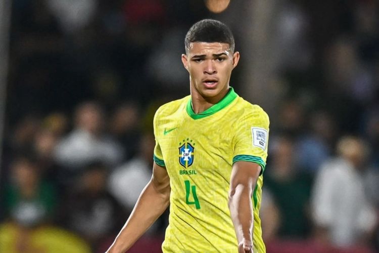 Braziliyalı futbolçu "Çelsi" və "Mançester Yunayted" arasında seçim edəcək