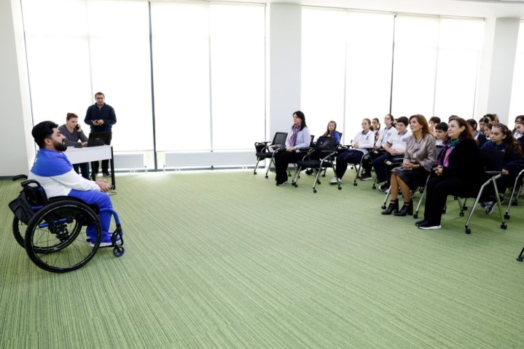 Azərbaycan paralimpiyaçıları Beynəlxalq Əlilliyi olan Şəxslər Günündə məktəblilərlə görüşüb