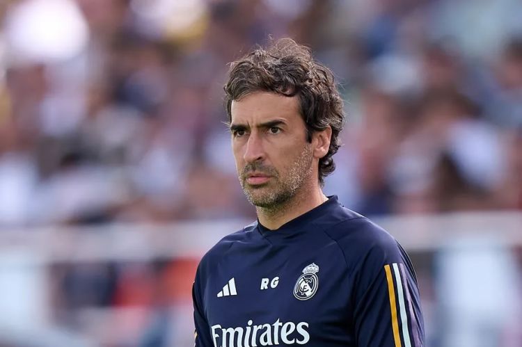 Raul “Aston Villa” – “Arsenal” qarşılaşmasını izləyir